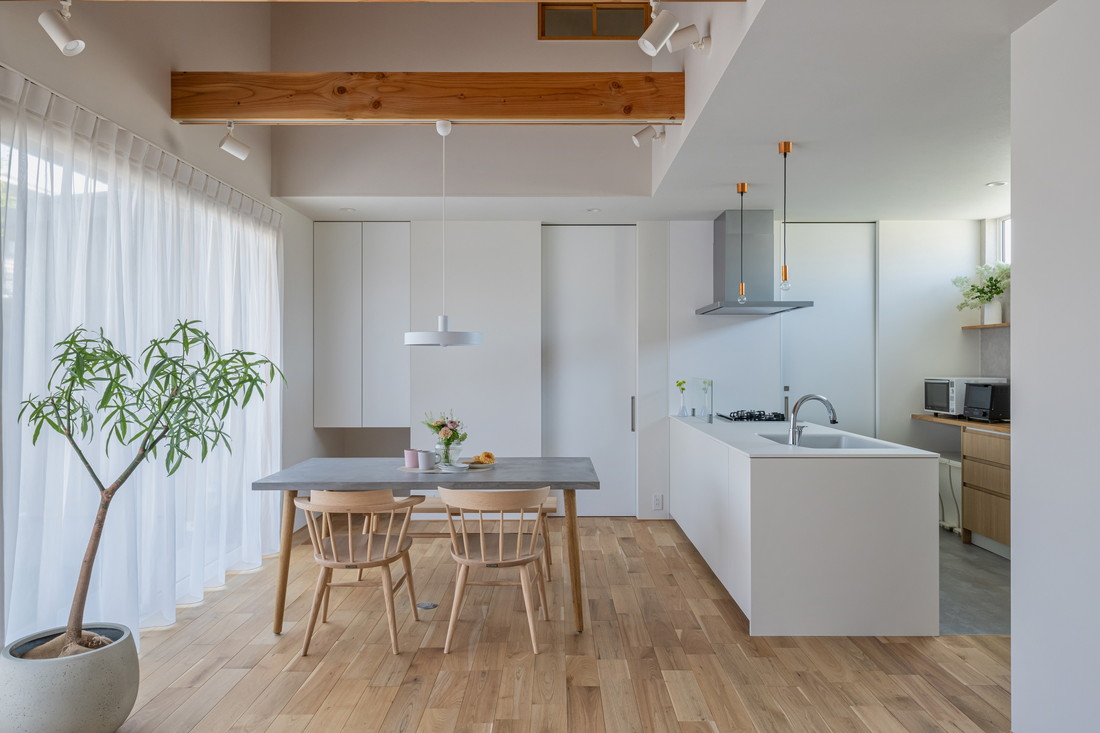 グレージュとクルミの平屋・ダイニング