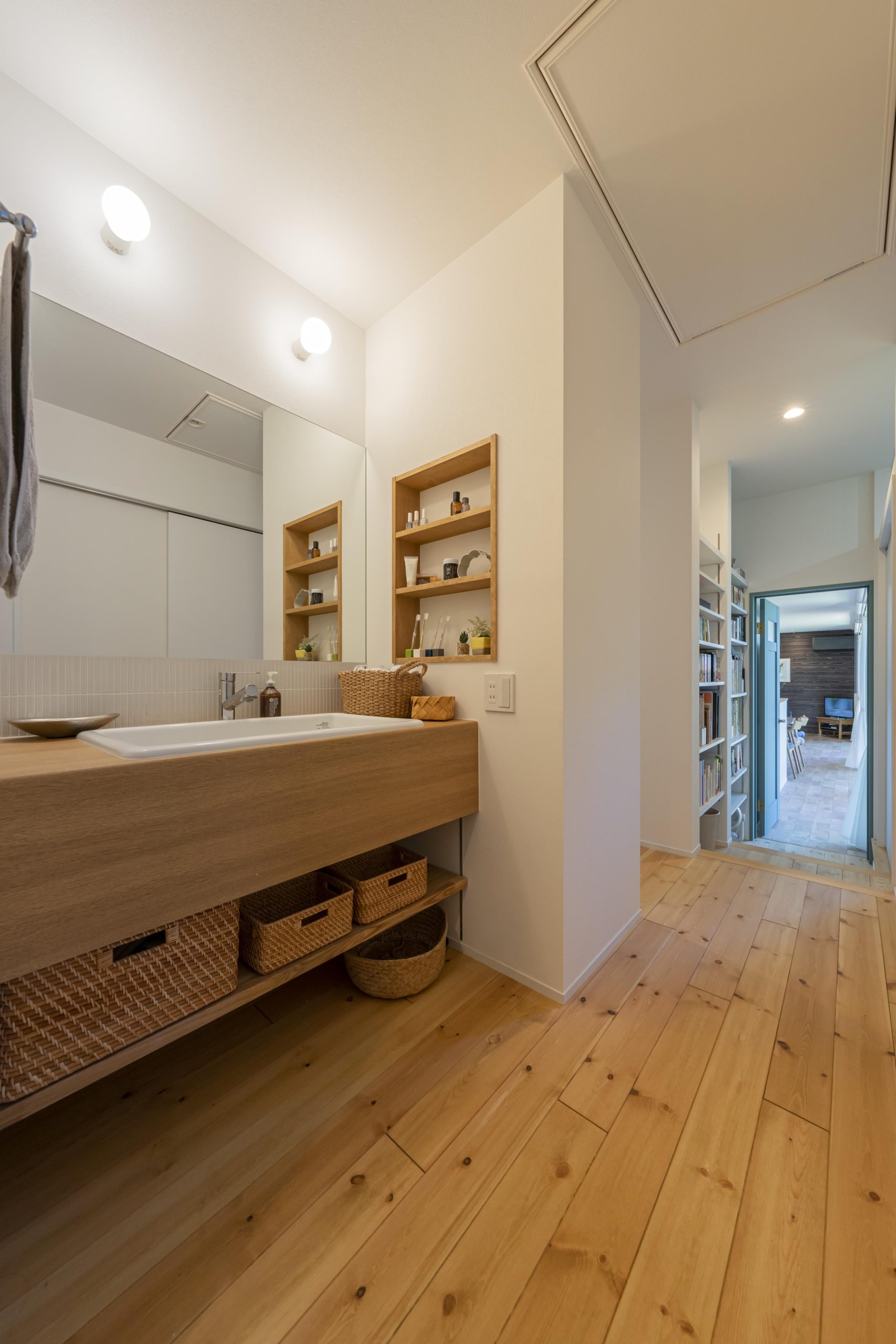 素材を活かしたネイビーの平屋