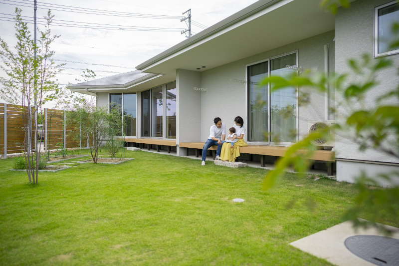 家族をつなぐ、への字型の平屋_庭
