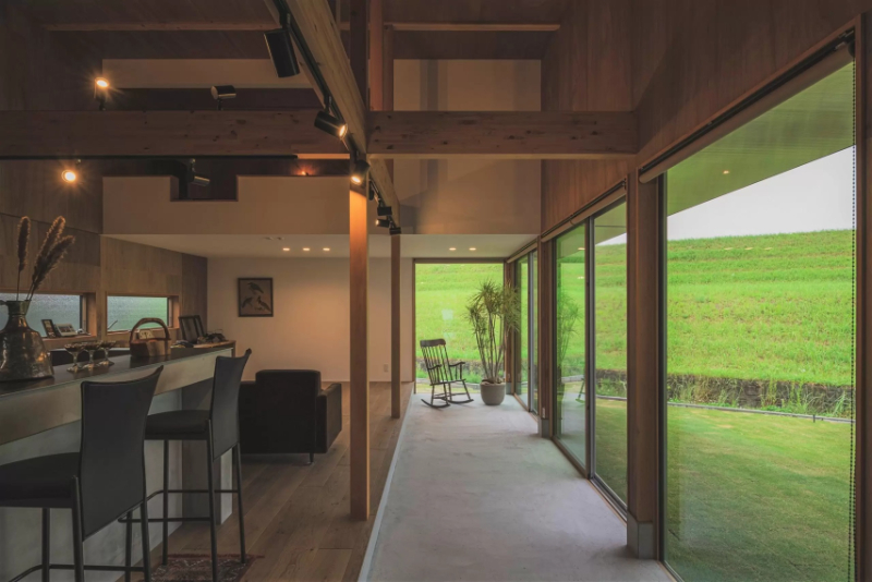 堤防と土間がつながるL字型の平屋_土間