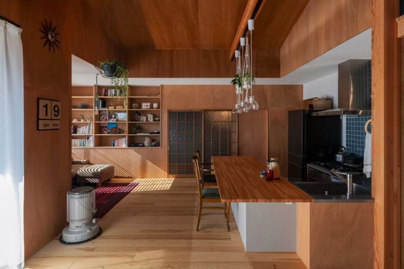 懐かしさと洗練が同居する平屋_ダイニングキッチン