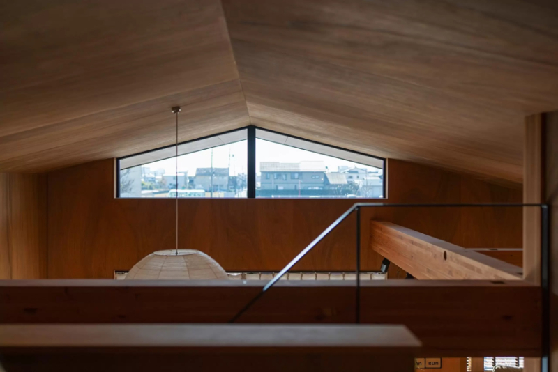 懐かしさと洗練が同居する平屋_ロフト