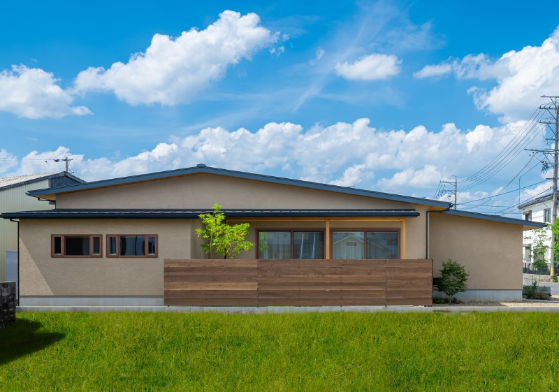 ゆるやかな切妻が描く、和モダンな平屋_外壁