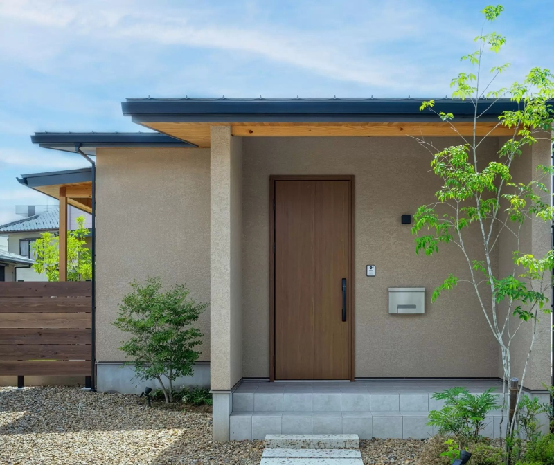 ゆるやかな切妻が描く、和モダンな平屋_玄関ポーチ