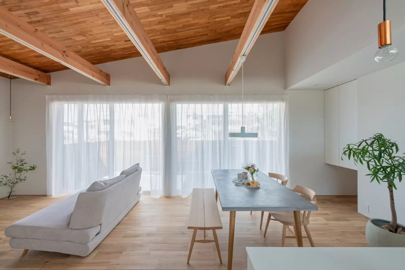 ゆるやかな切妻が描く、和モダンな平屋_LDK