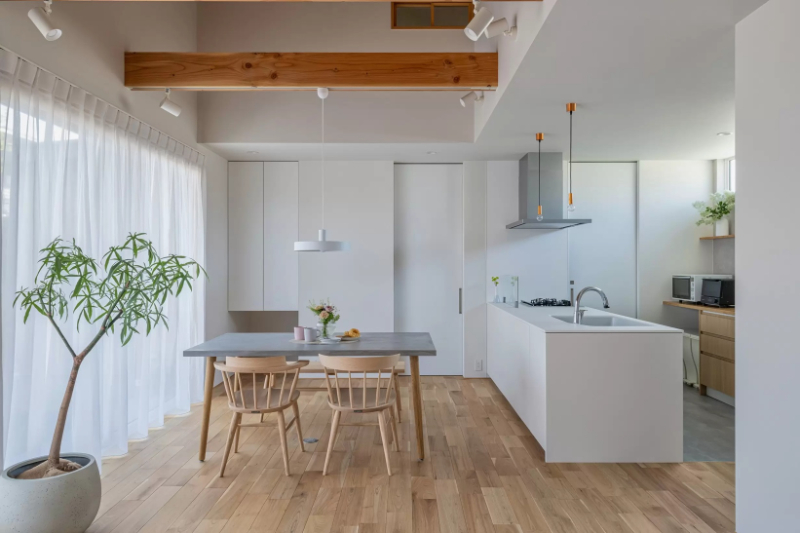 ゆるやかな切妻が描く、和モダンな平屋_ダイニングキッチン