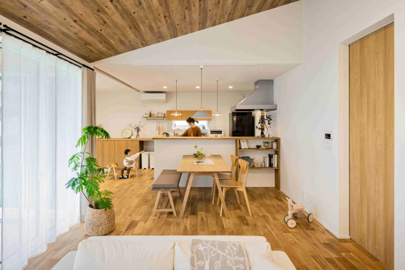 大人可愛い三角屋根の平屋_LDK