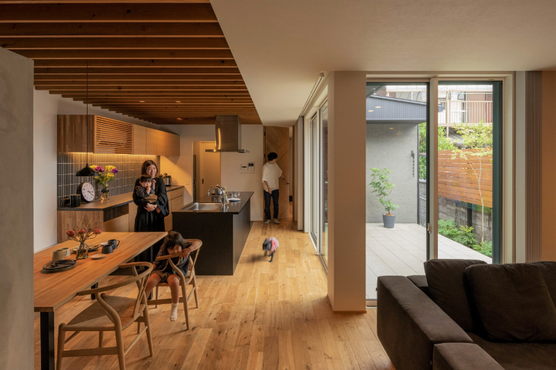 光あふれる切妻屋根の平屋_LDK