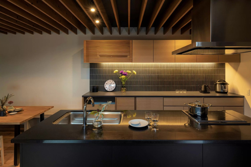 光あふれる切妻屋根の平屋_キッチン