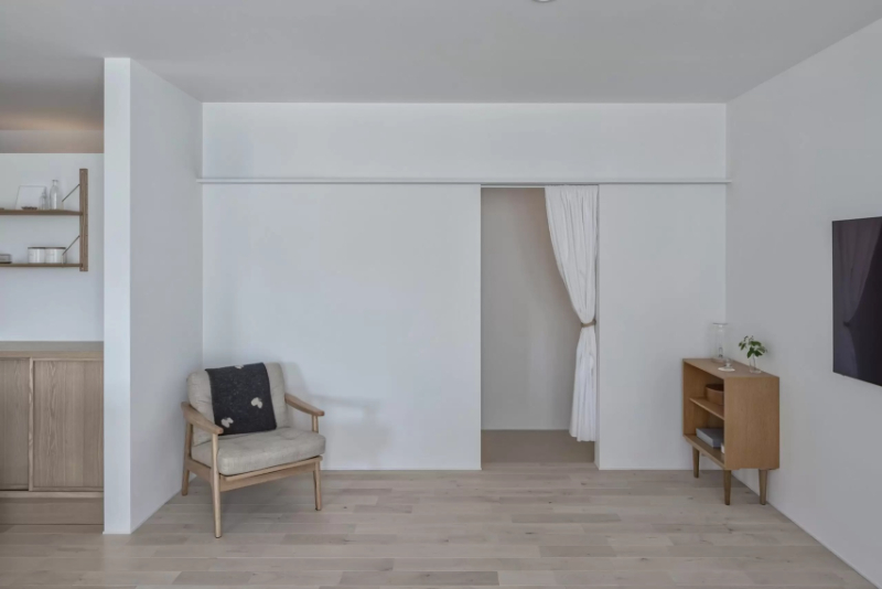 三角フォルムが美しいシンプルな平屋_リビング