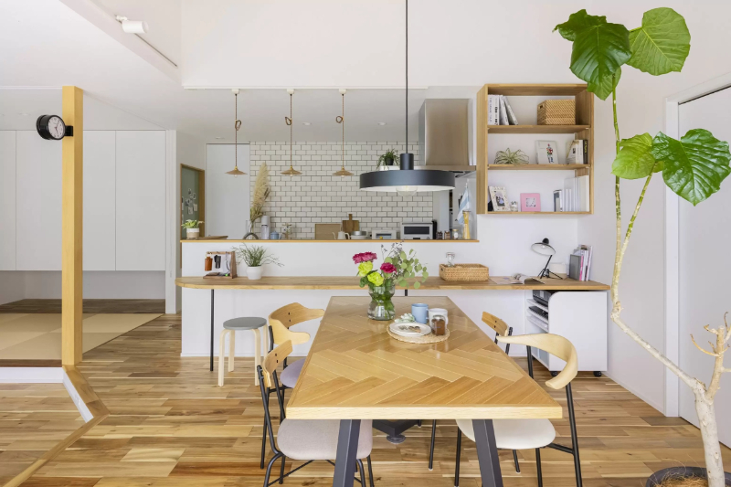 木の心地よさを満喫できる、北欧ナチュラルな平屋_ダイニングキッチン