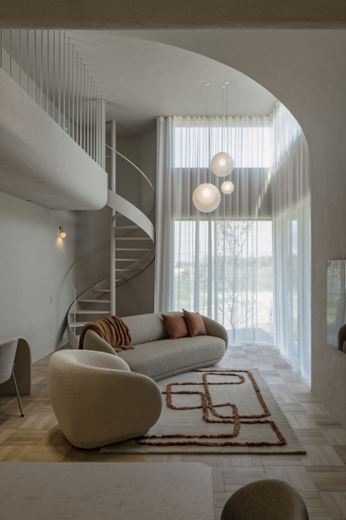 美しさが日常に溶け込む、曲線のある暮らし_リビング