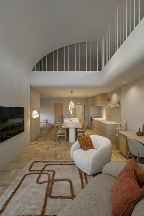 美しさが日常に溶け込む、曲線のある暮らし_リビング