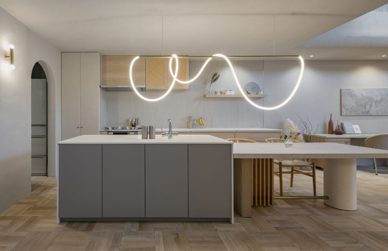 美しさが日常に溶け込む、曲線のある暮らし_キッチン