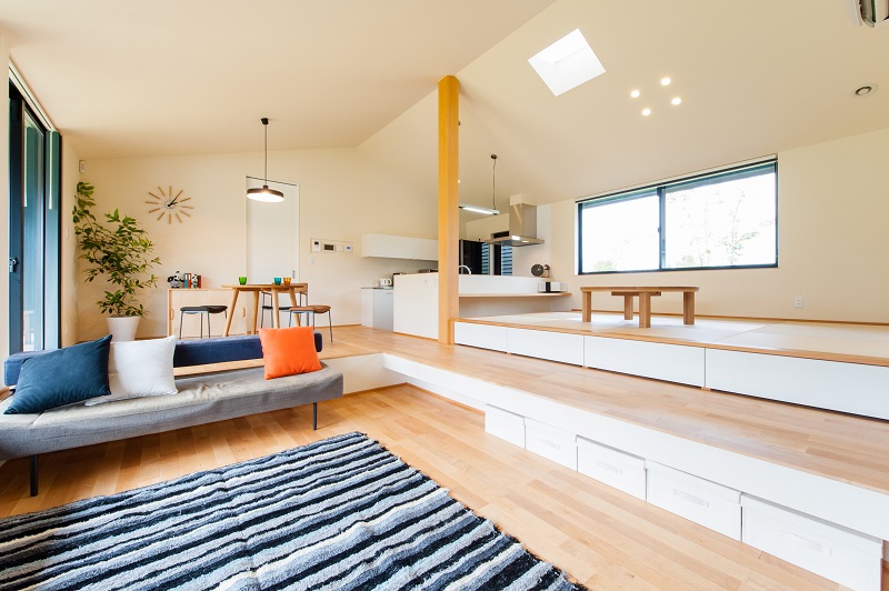 スキップフロアが楽しい焼き杉の平屋・リビング2