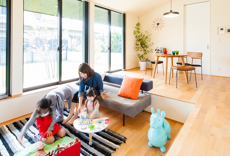 スキップフロアが楽しい焼き杉の平屋・リビング3