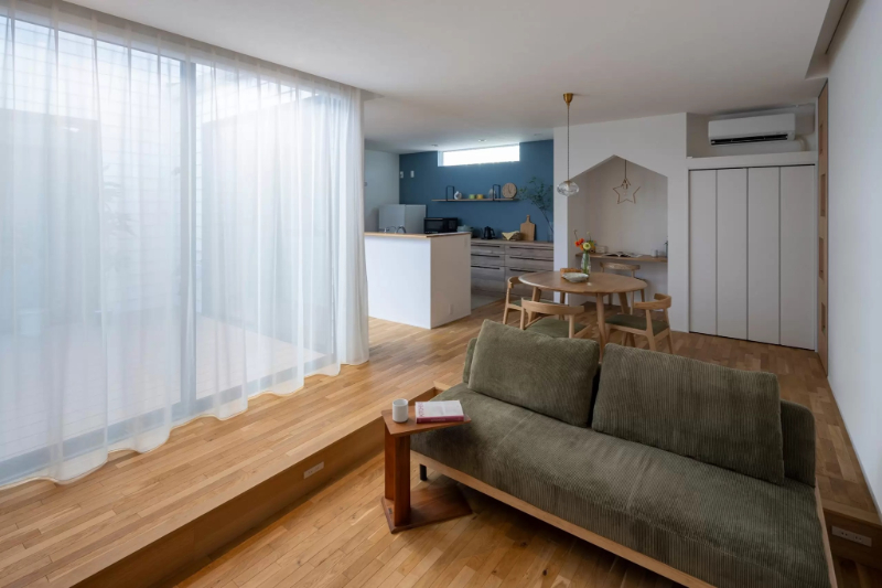 好きな色と心地よく暮らす、ピットリビングのある平屋_ピットリビング（ダウンフロア）