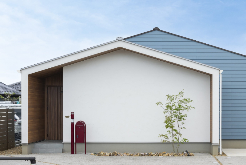 好きな色と心地よく暮らす、ピットリビングのある平屋_外観