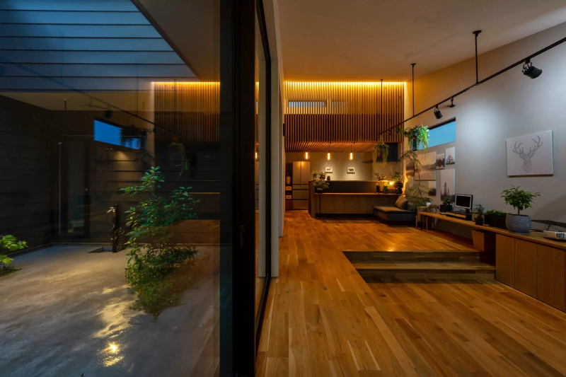 住まいそのものをアートとして楽しむ平屋_ピットリビング（ダウンフロア）と中庭