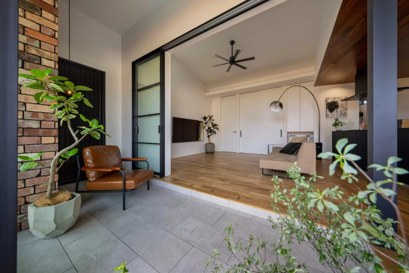 アートと愛犬と過ごす、インナーテラスのある平屋_リビングとインナーテラス