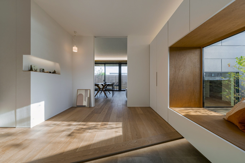 ウッドデッキへの視線の抜けまで計算された平屋_玄関