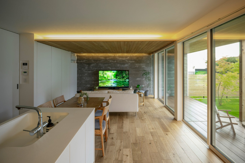 ウッドデッキのある暮らしを楽しむ工夫が光る_LDK