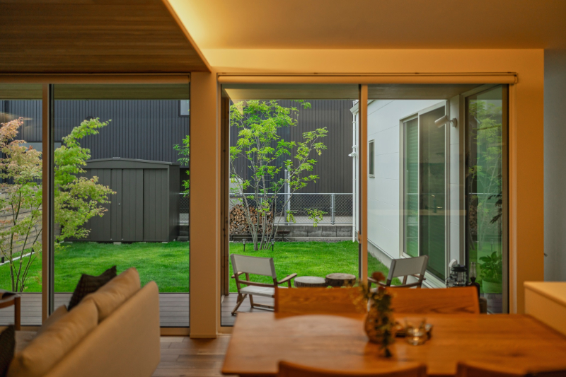 ウッドデッキのある暮らしを楽しむ工夫が光る_ウッドデッキ