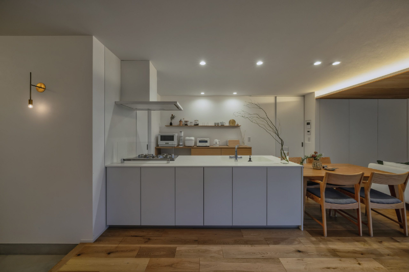 ウッドデッキのある暮らしを楽しむ工夫が光る_キッチン