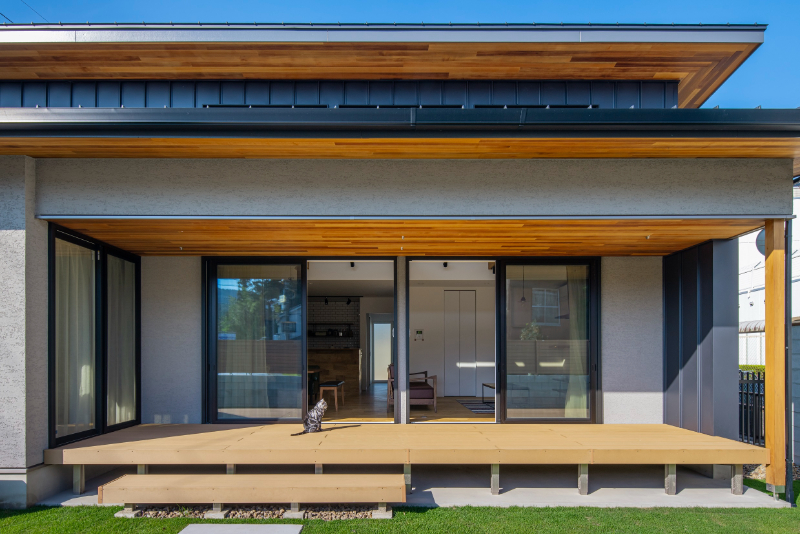 猫と共に過ごす、光あふれる平屋_ウッドデッキ